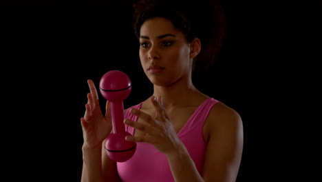 mujer en forma de rosa haciendo ejercicio con pesas