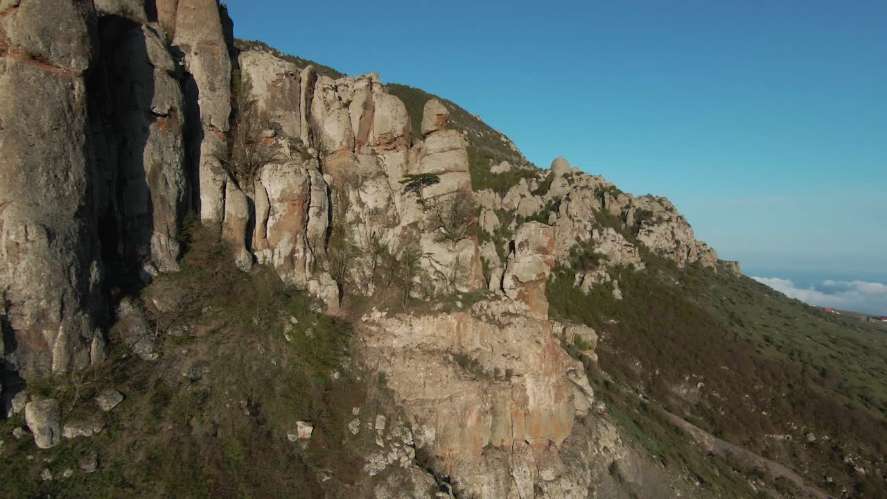 paisaje montañoso con acantilados y vegetación