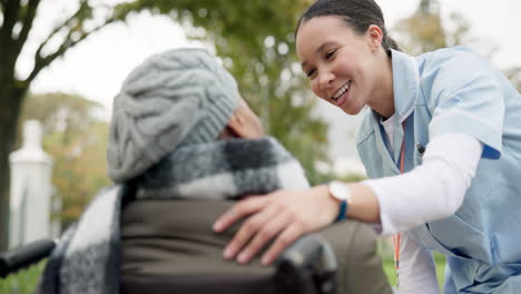 Krankenschwester,-Unterstützung-Und-Park-Mit-Alter-Frau