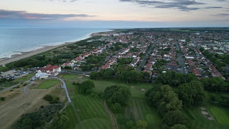 una ciudad con una costa impresionante y muchas cosas que ver y hacer es capturada en una escena de puesta de sol desde un avión no tripulado sobre skegness