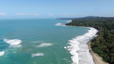 Vista-De-Drones-En-La-Playa-De-Costa-Rica-Que-Muestra-El-Mar,-La-Costa-Y-El-Bosque.