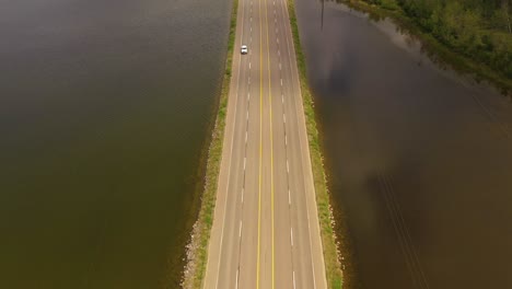 el viaje a través de la naturaleza: la carretera del caribú por el lago pantanoso