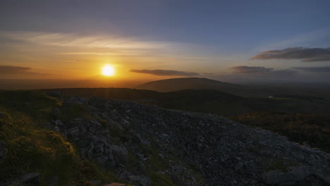 Zeitraffer-Einer-Ländlichen-Naturlandschaft-Mit-Ruinen-Eines-Prähistorischen-Ganggrabes-Im-Vordergrund-Während-Eines-Dramatischen-Sonnenuntergangs,-Gesehen-Von-Carrowkeel-In-Der-Grafschaft-Sligo-In-Irland