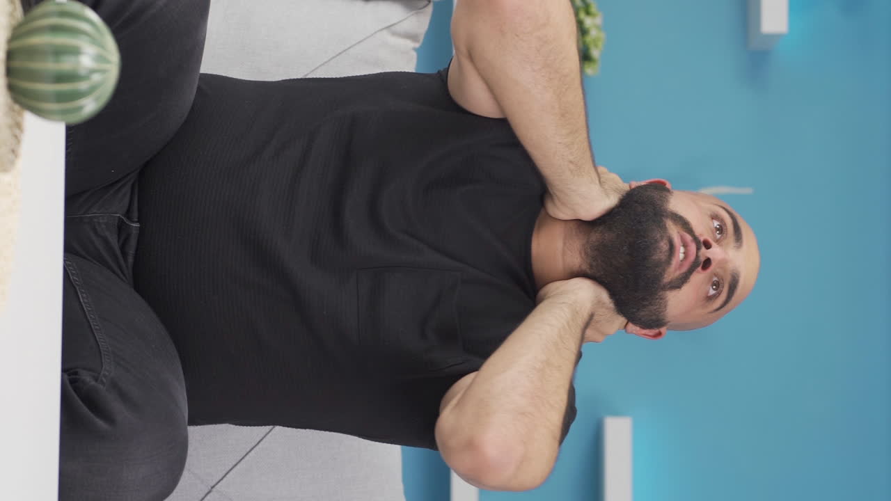 vídeo vertical del hombre que tiene una crisis nerviosa está enojado y no se siente bien.