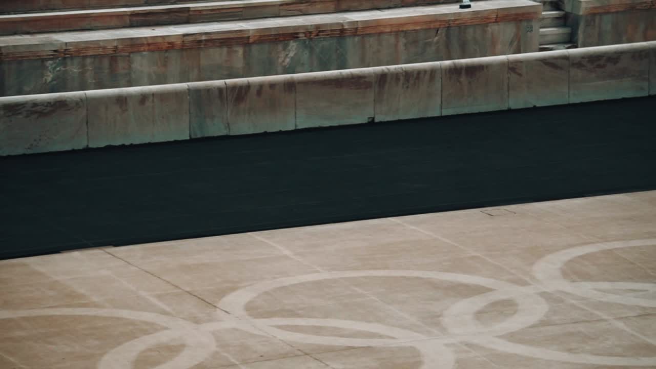 clip del símbolo de los círculos olímpicos en un campo griego antiguo