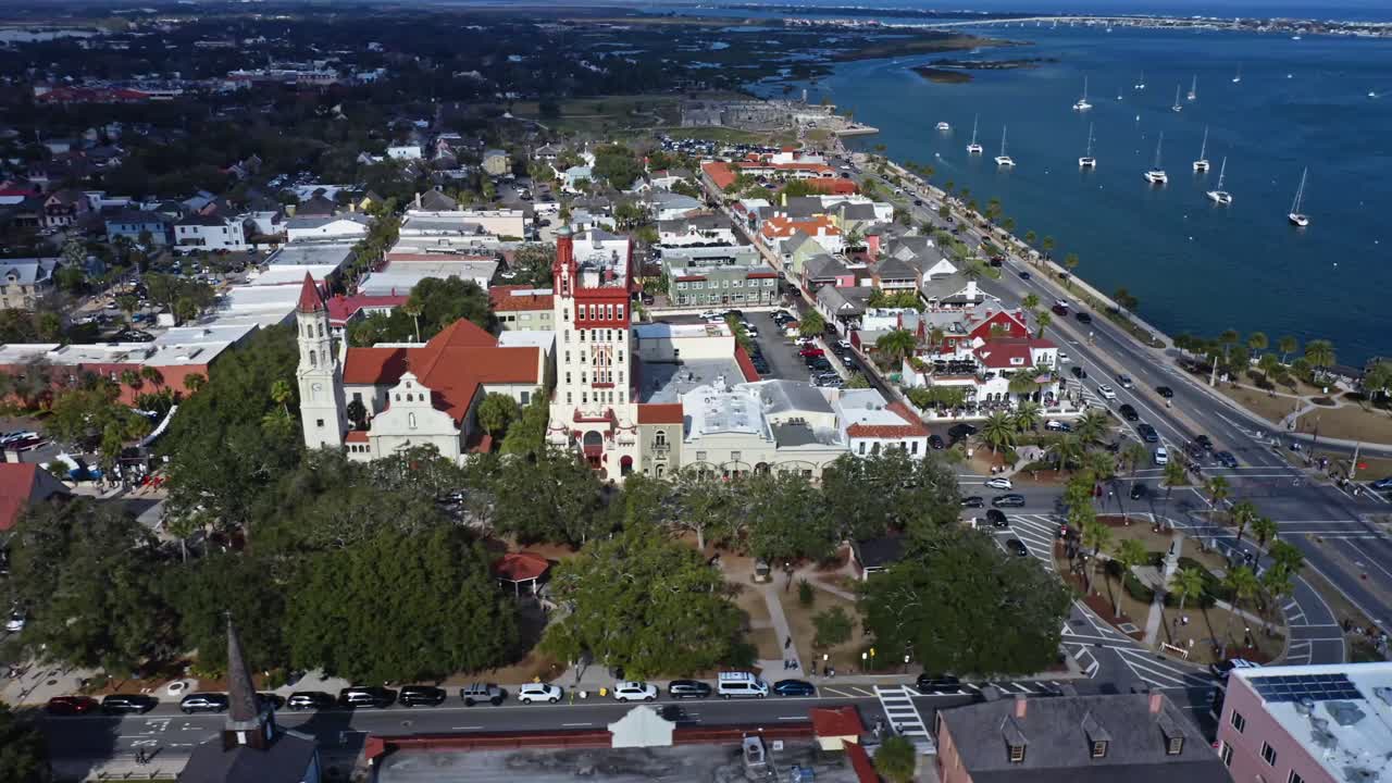Edifici e strade storiche vengono immortalati insieme a un'importante strada sul lungomare a St. Augustine, in Florida, con il fiume Matanzas e le imbarcazioni visibili lungo la costa in questa prospettiva aerea.