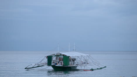 菲律賓塞布島馬克坦島 (mactan island) 的海上漂浮的巨大的船隻