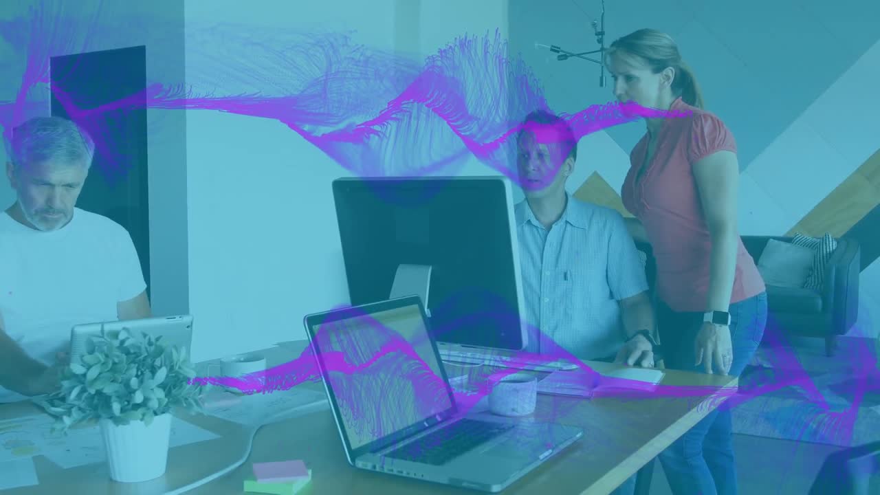 animación de un patrón abstracto que se mueve sobre personas de negocios caucásicas que usan computadoras en la oficina