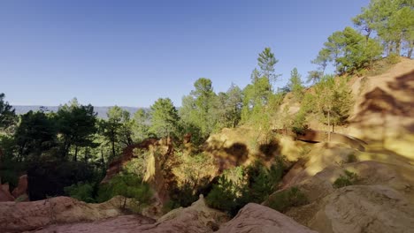 Rocas-Y-Tierra-Para-Pintores-Rocas-Ocres-En-La-Naturaleza-Con-Una-Amplia-Vista-Del-Paisaje-Para-Realizar-Impresiones