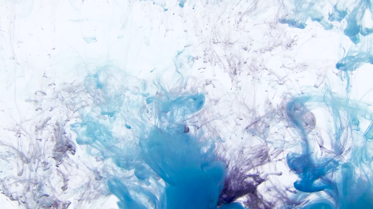 4k imágenes de gotas de tinta coloridas en el agua, fondo abstracto aislado. verter tinta en el agua. mezcla de pintura submarina. giros lentos de tinte psicodélico, explosión de humo de color. salpicaduras, líquido flotante