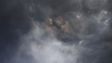 雲,雷,閃電和暴風雨的景色