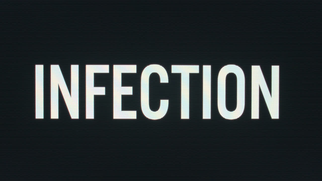 깜박이는 커서가 있는 빈티지 컴퓨터 모니터에 입력되는 감염 확대