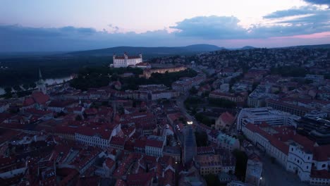 Increíble-Vista-Aérea-Del-Atardecer,-Explore-Las-Gemas-Ocultas-De-La-Ciudad-Y-El-Castillo-De-Bratislava,-Con-Imágenes-Aéreas-Que-Ofrecen-Una-Nueva-Perspectiva-De-Los-Monumentos-Menos-Conocidos-Y-Los-Tesoros-Ocultos-De-La-Ciudad