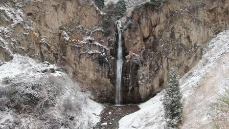 Cascada-Kegety-En-Invierno-Cerca-De-La-Cordillera-Ala-too-Cerca-Del-Río-Kegety-Un-Gran-Día-De-Caminata-Pasando-Tokmok-Desde-Bishek