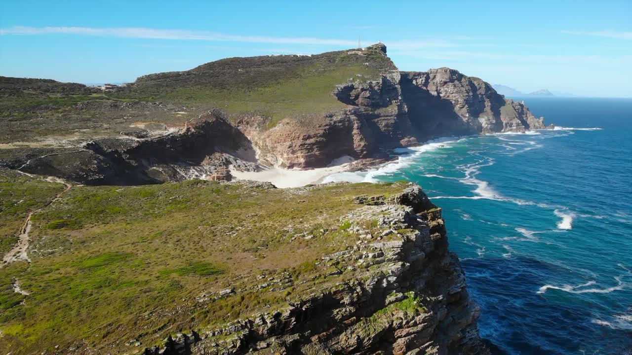 paisaje costero con acantilados y océano