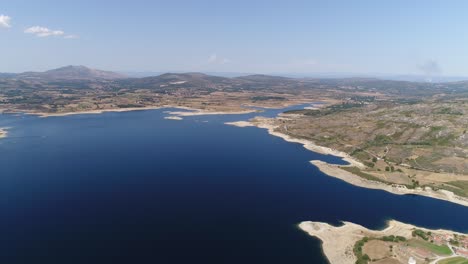 lago azul en lo alto de las montañas