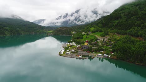 hermosa naturaleza de noruega vista aérea del campamento para relajarse.