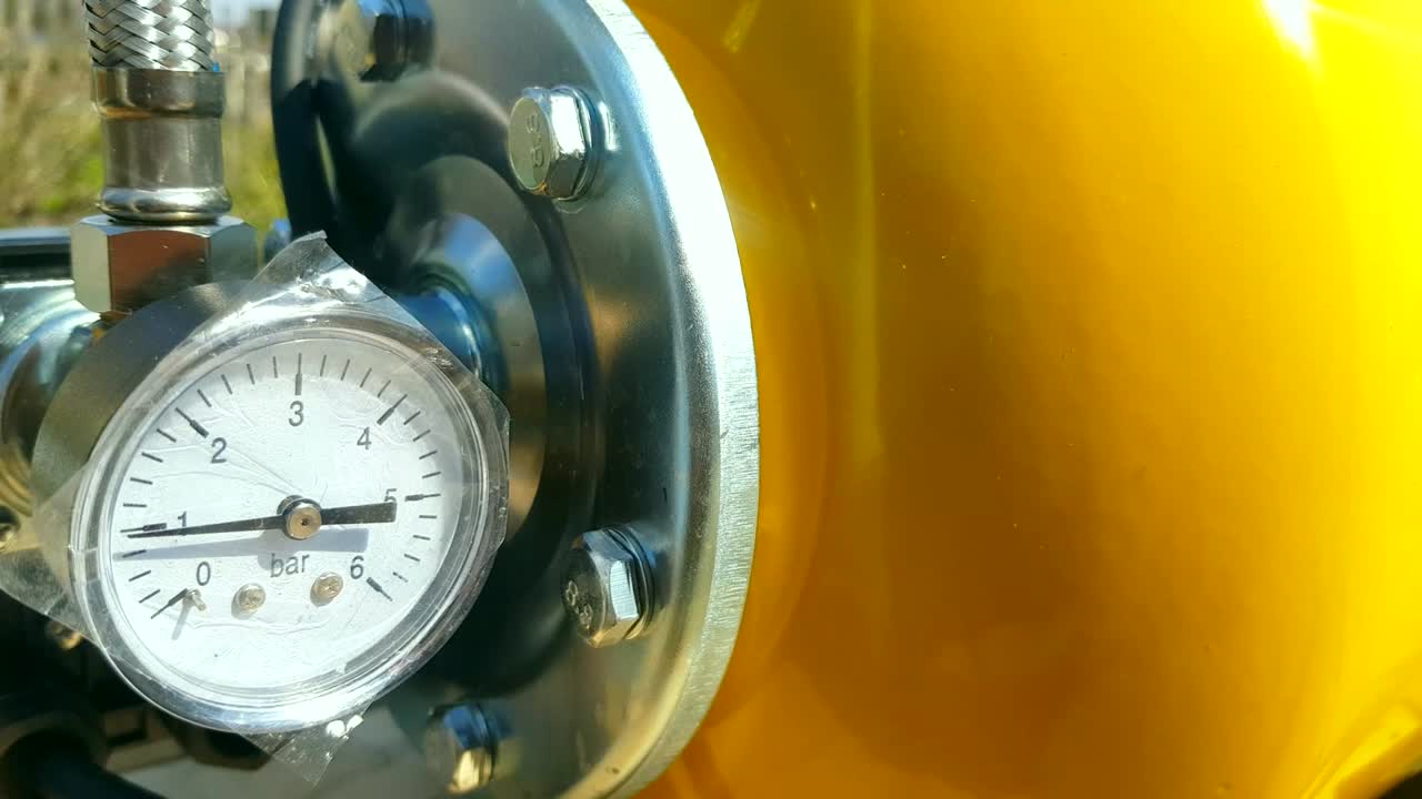 4k 비디오, 보호 필름을 가진 새로운 현대적인 압력 측정기 현대적인 새로운 핑 스테이션에 개인 토지에서 시골 집에서 클로즈업