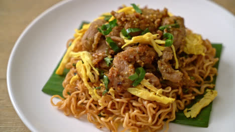 stir-fried-instant-noodle-with-pork-and-egg