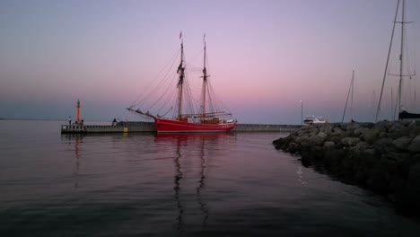 Velero-Baja-Dinamarca-Puerto-Anochecer-Drone