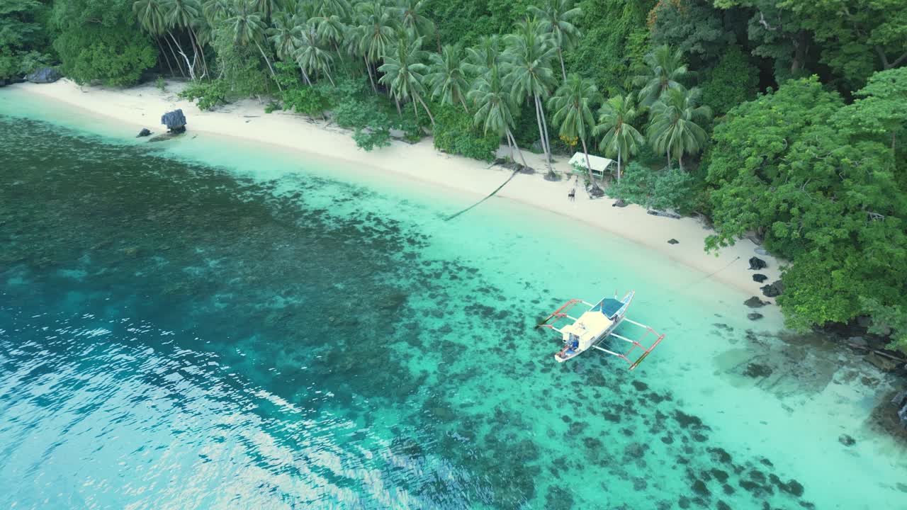 fotografía aérea de una playa de una isla asiática vacía en el nido, filipinas en 4k
