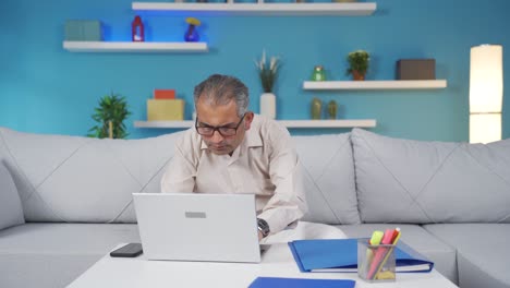 Hombre-Trabajador-De-Oficina-En-Casa-Teniendo-éxito.