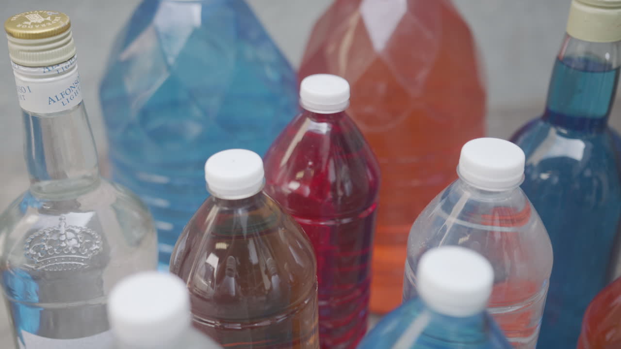 varios colores de vino de coco o lambanog en diferentes tamaños