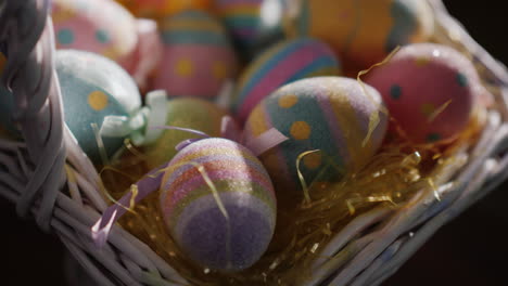 canasta con huevos de pascua decorativos 05
