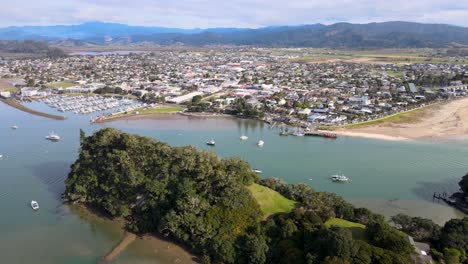 Retirada-Aérea-De-Whitianga,-Pequeña-Ciudad-En-Primera-Línea-De-Playa,-Puerto-Marítimo,-Playa-Y-Paisaje-Urbano