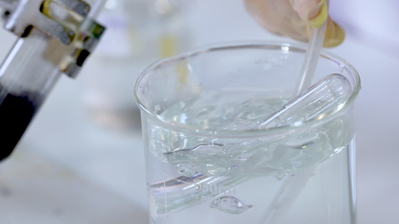 reacción química que produce burbujas de gas en el líquido