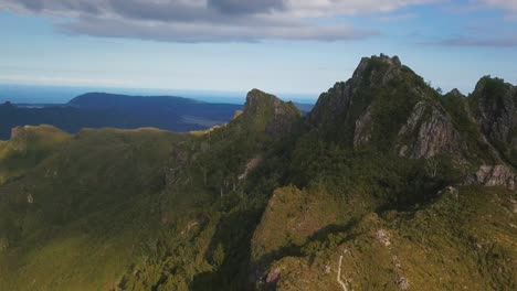 Looking-over-the-rugged-summit-of-the-Pinnacle-admiring-the-stunning-views