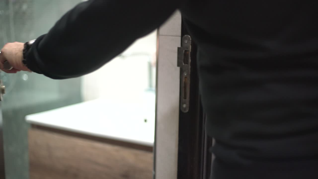 문 을 열고 닫는 사람