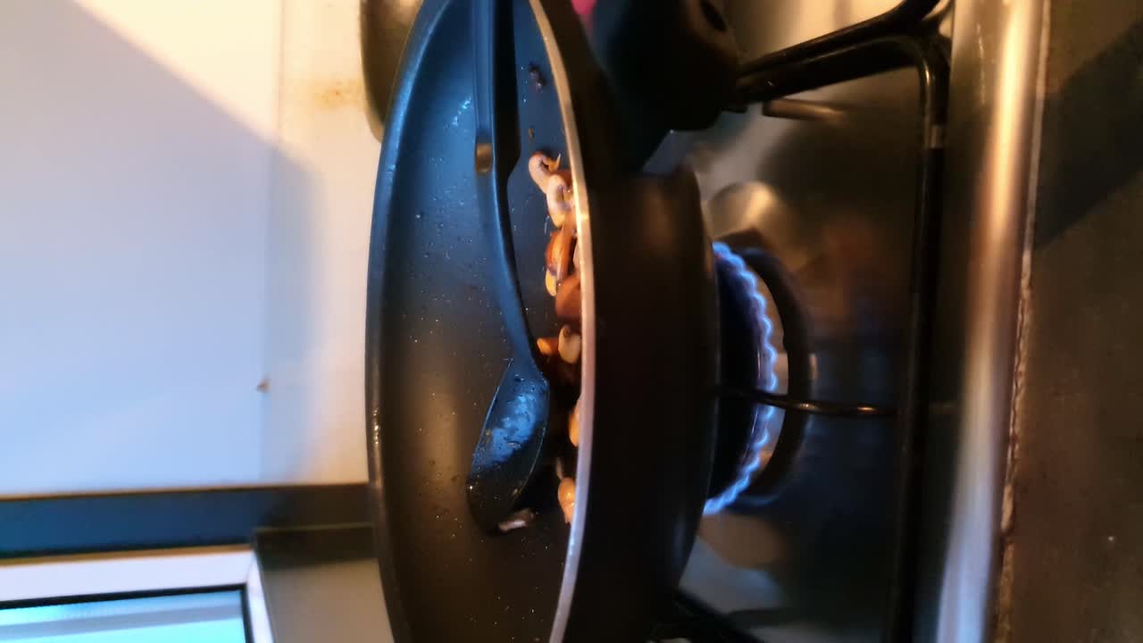 부엌에서 낮은 불꽃 가스 밥솥에 프라이팬