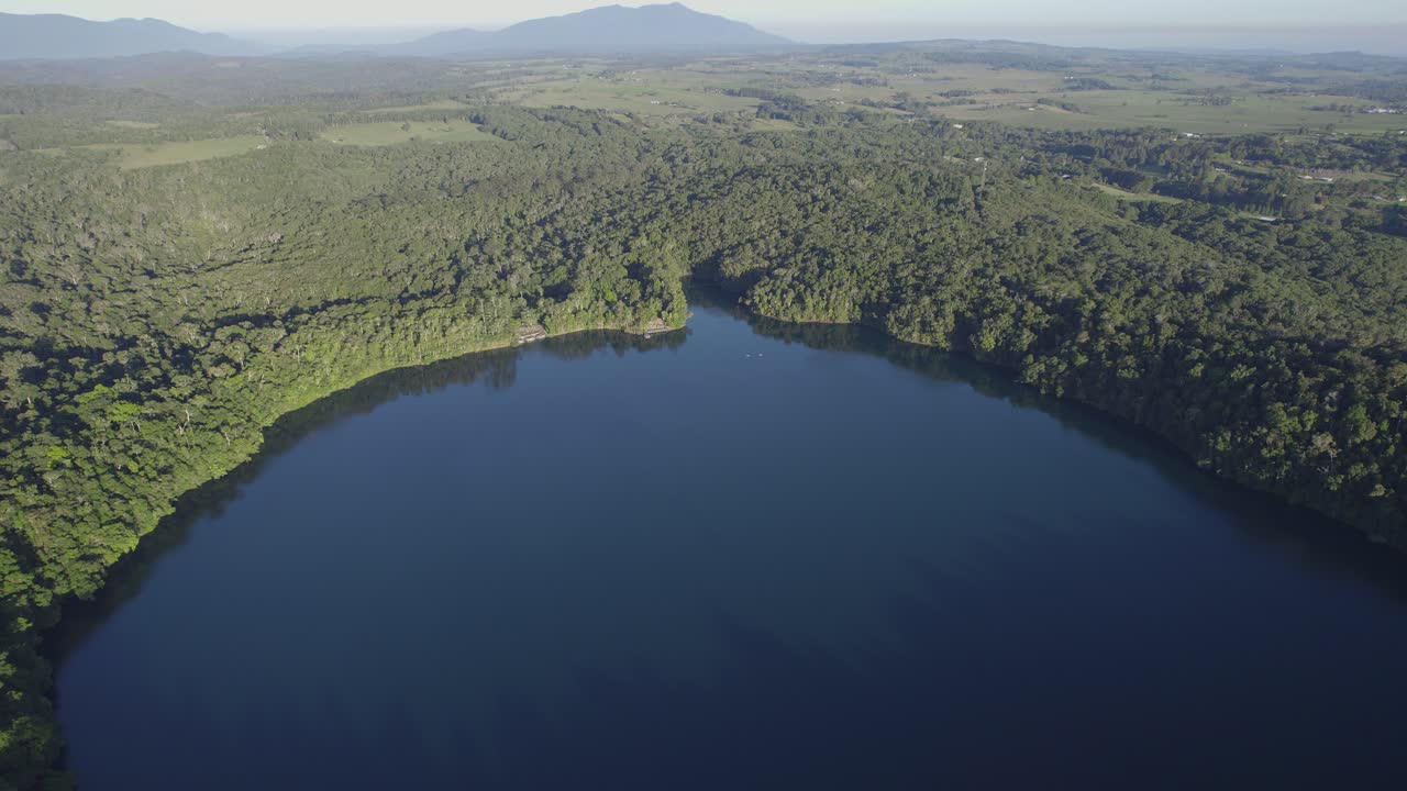 호주 퀸즐랜드 최북단 애서튼 고원에 있는 분화구 호수 국립공원의 호수 각호 - 공중 총격