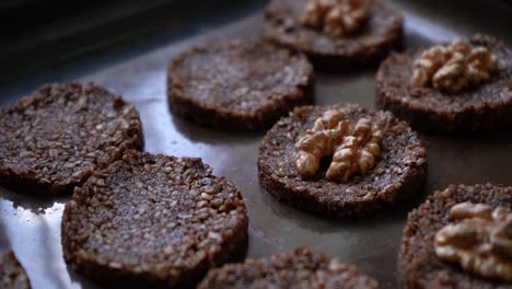 Galletas-Saludables-Hechas-De-Cacao-Amargo-Y-Semillas-Con-Nueces-Frescas