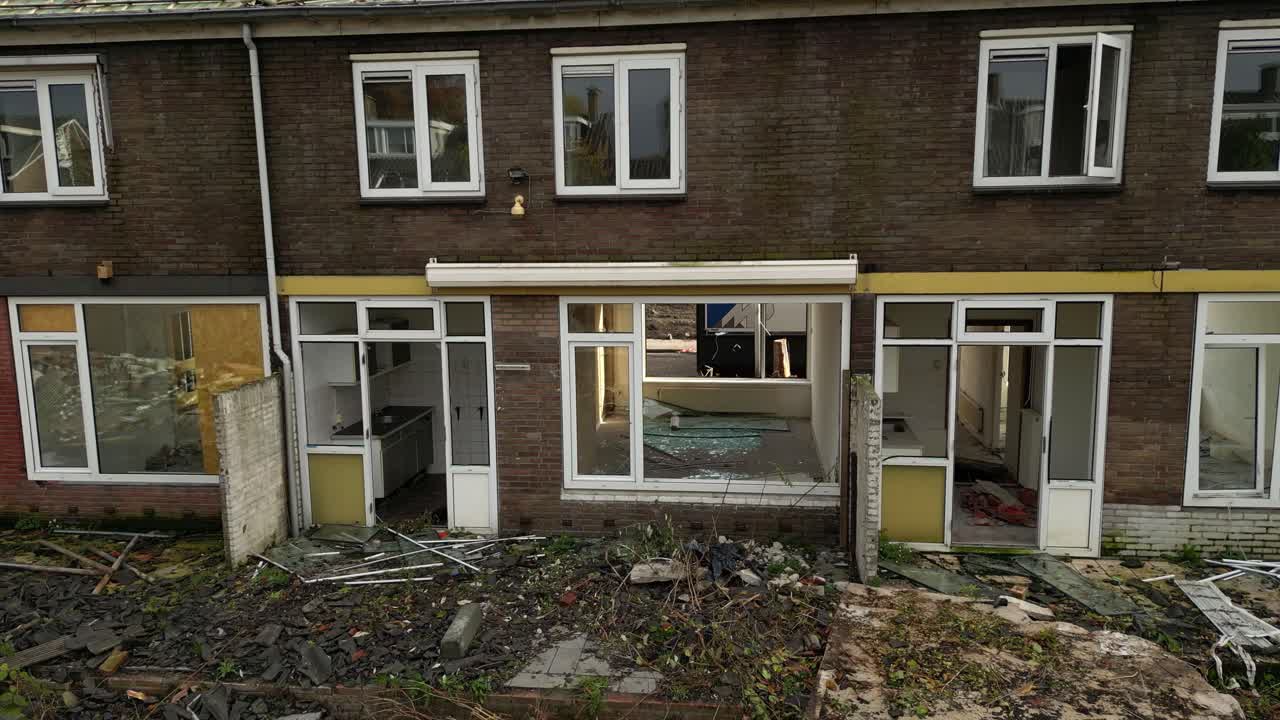 hendrik-ido-ambacht의 부분적으로 철거된 주택의 항공 사진