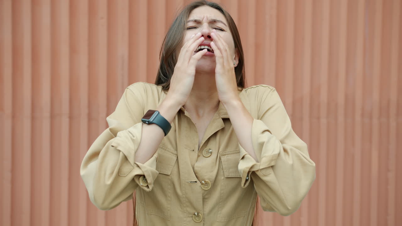 Donna che si copre il viso, possibile malattia