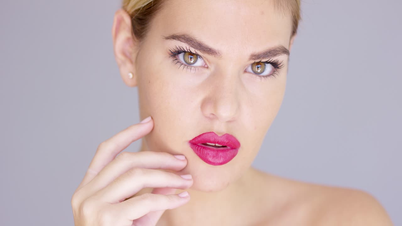 el retrato de una mujer rubia adorable en gris