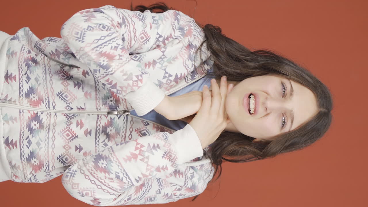 목이 아픈 젊은 여성의 수직 비디오.