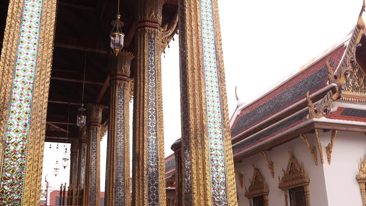 columnas bellamente diseñadas y ornamentadas de un templo budista en la ciudad antigua de rattanakosin de bangkok, tailandia