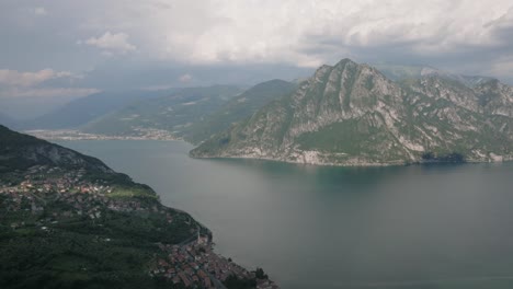 Drohnenblick-Auf-Den-Iseosee-Und-Den-Berg-Corna-Trentapassi-An-Einem-Sonnigen-Tag-Mit-Wolken