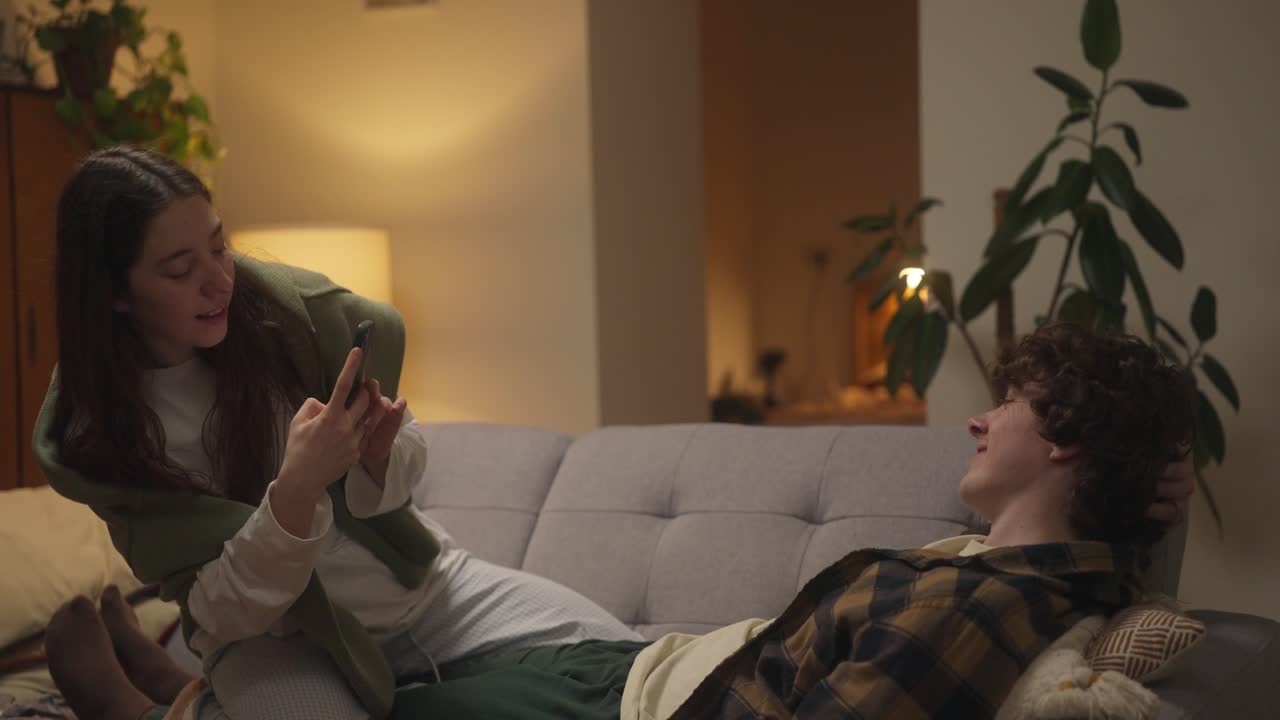 pareja relajándose en el sofá