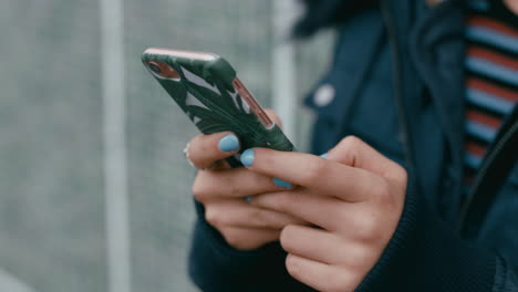 Cerrar-Las-Manos-Mujer-Usando-Teléfonos-Inteligentes-Enviando-Mensajes-De-Texto-En-Las-Redes-Sociales-Esperando-En-Línea-En-La-Ciudad