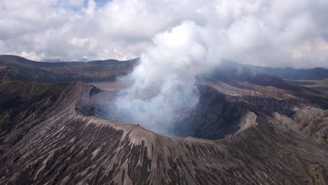 El-Poder-Puro-De-La-Actividad-Volcánica-Del-Monte-Bromo-Con-Nuestro-Video-Aéreo-4k,-Que-Captura-Las-Impresionantes-Erupciones-Y-Ráfagas-De-Humo-Que-Definen-Este-Hito-Icónico.