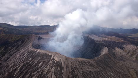 el poder crudo de la actividad volcánica del monte bromo con nuestro vídeo aéreo de 4k, capturando las impresionantes erupciones y explosiones de humo que definen este icónico punto de referencia