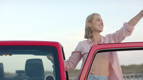 joven mujer caucásica disfruta de un momento al aire libre en un viaje por carretera, con espacio de copia