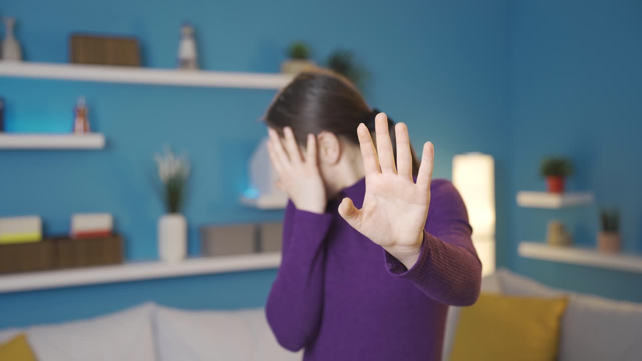 아시아의 젊은 여성이 손으로 스 ⁇  표지판을 보여주고, 폭력에 노출되기를 원합니다. 여성에 대한 폭력과 괴롭힘의 개념.