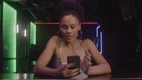 mooi meisje dat drinkt en een selfie-foto maakt terwijl ze aan de toog zit