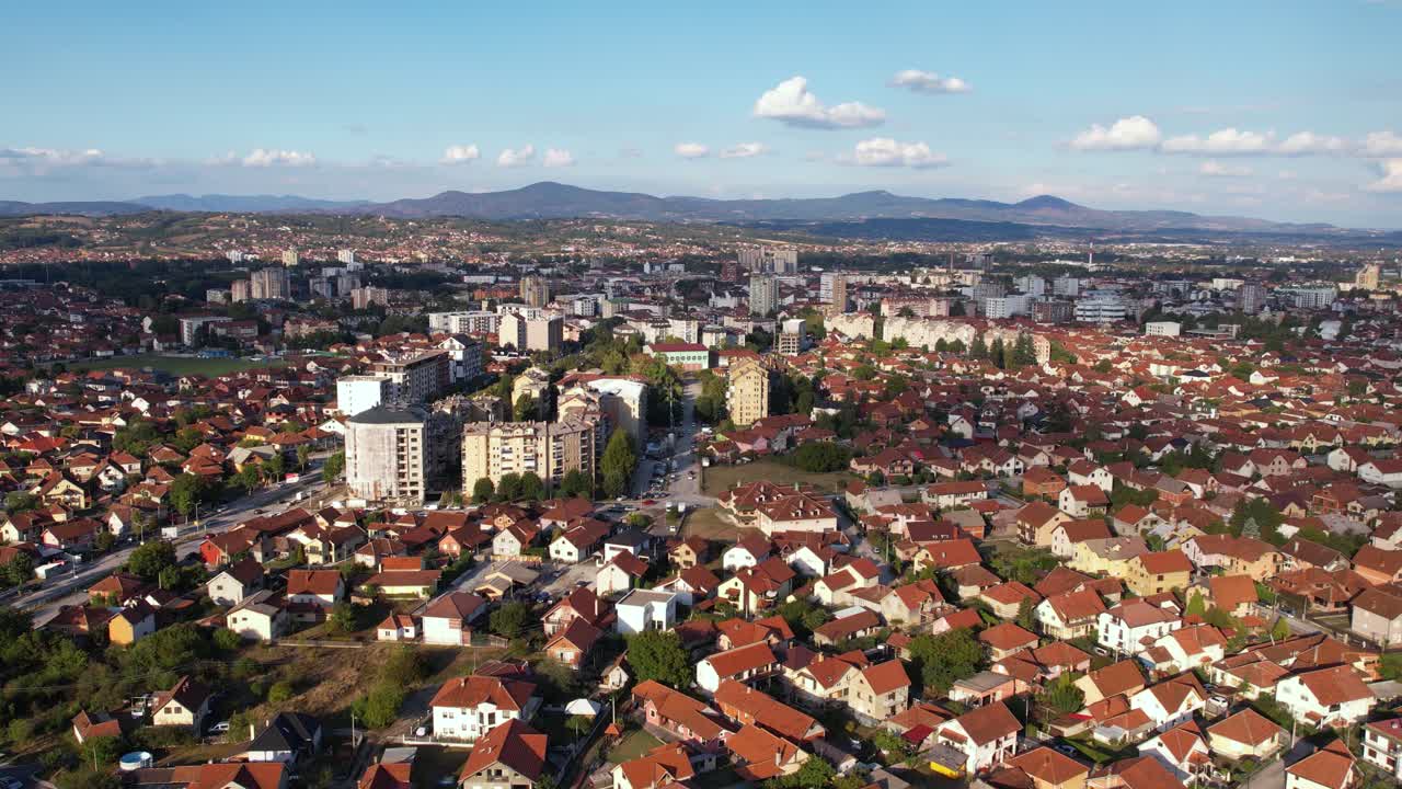 vista aérea de la ciudad de cacak, serbia