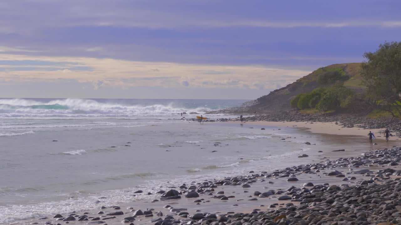 surfistas en la orilla caminando hacia el mar en crescent head - el mejor lugar para surfear en nueva gales del sur, australia - toma amplia
